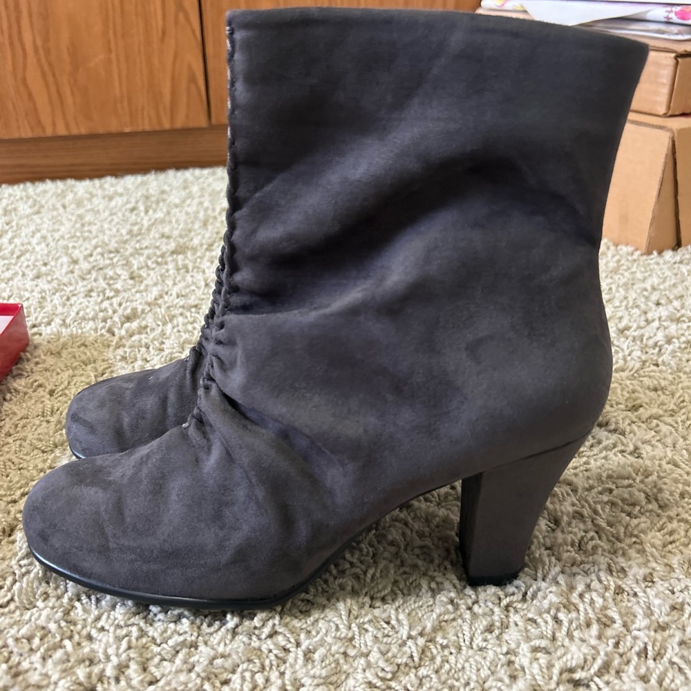 AEROSOULS WOMENS SIZE 9 GREY ANKLE BOOTS WITH BOX